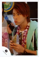 【中古】生写真(ジャニーズ) Mr.King vs Mr.Prince/平野紫耀/バストアップ・衣装緑白・両手食べ物・口ゆがめ・首にサングラス・レイ・体左向き/公式生写真