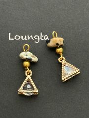 3696限定1‼️ ダルメシアン天然石ピアス 三角クリスタルチャーム ゴールド 小ぶりピアス 樹脂ピアス