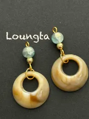 3697ブルーガラスビーズとアイボリーベージュの小ぶりピアス 樹脂ピアス