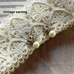 24014ヴィンテージ パールをビジューが飾るイヤリング