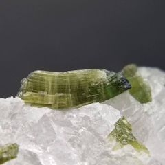グリーントルマリン 原石 鉱物標本 天然石 トルマリン 965 - メルカリ