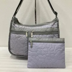 7483　LeSportsac　レスポートサック　 ショルダーバッグ　斜めがけ　紐調節可能　 デラックスエブリデイ　マチ拡張　 デボス　キルティング　花柄　紫　ラベンダー　 パープル×グレー系　ポーチ付き　レディース