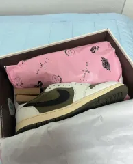 285 ジョーダン1 x トラヴィススコット リバース オリーブ