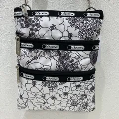 7611　 LeSportsac レスポートサック　　肩がけ　斜めがけ　紐調節可能　 ケイシー　ショルダーバッグ　3連ジップ 総柄　花柄　フラワー　モノクロ　ブラック×ホワイト