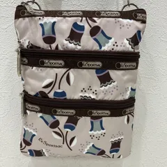 7472　 LeSportsac レスポートサック　　肩がけ　斜めがけ　紐調節可能 ケイシー　3連ジップ　総柄　花柄　ポケット多数　機能的