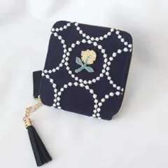 【受注製作】刺繍３つ・ネイビー×ホワイト タンバリン タッセル付き二つ折り財布 ミナペルホネン