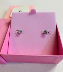 新品 スワロフスキー　Swarovski Stilla スタッドピアス　ラウンドカット