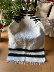 新しいトルコのシイルトバッタニイェ!一枚あると四季を通じて便利ファーストランクからフワフワなものを厳選!当店27年前より現地直輸入卸売で実現の価格!色々な色合いを揃えて楽しみたくなる素敵な毛布!ラグやソファ椅子カバーに!長めの膝掛けサイズ!ギフトにも最適です