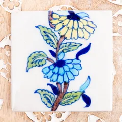 〔10cm×10cm〕ブルーポッタリー ジャイプール陶器の正方形デコレーションタイル 水色と黄色のお花縦 【組合せ可能】