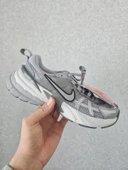 NIKE v2k ランニングシューズ ユニセックス サイズ 新品 商品 出品