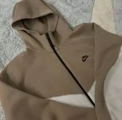 ナイキ テック フリース フーディー ジップアップ ベージュ/白