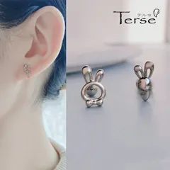 Terse　ウサギとにんじんのアシンメトリーピアス　フェミニンなシルバー色合いで子供っぽくならずに、さりげなく“大人可愛い”を演出してくれます　ウサギは運気アップや飛躍の意味を持つラッキーモチーフ　大切な方への贈り物にも  兎 卯年 干支 お正月sa0210a