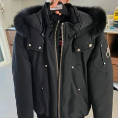 S級 タグㅇ 服 ハンガーㅇ/ムースナックルズ ブラック バリスティック ブルゾン ダウン ファー フード