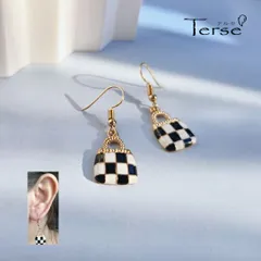 チェック柄 バッグモチーフ ピアス フックピアス ゴールド マット ブラック×ホワイト 市松模様 エナメル ポップ 遊び心 レディース アクセサリー お出かけ デート パーティー プレゼント ギフト 母の日 誕生日 送料無料 即購入OK