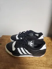 アディダススニーカー