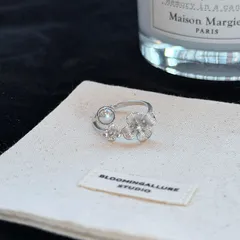 【セール中・在庫限り｜フォローで500円OFFクーポン】 シルバー925 × 淡水パール 立体フラワーモチーフ リング 繊細で小众感あふれるデザイン 上品な白金色 ブラッシュ仕上げ フェミニン フリーサイズ オープンタイプ 指輪 プレゼントにも最適