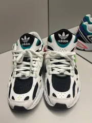 アディダス スニーカー