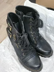 ブラック レースアップ アンクル ブーツ