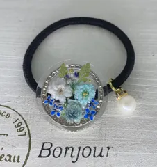 ‪✿  レジン  ドライフラワー  青い小花 の ヘアゴム（チャーム付き）‪✿