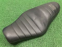 ハーレー スポーツスター タックロールシート/コブラシート - メルカリ