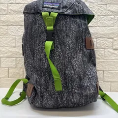 Patagonia リュックサック レディース メンズ ロゴ入り ピッケルホルダー グレー グリーン 高さ42.5 横幅20 マチ9.5 ブランド古着 レギュラー古着 Y2K 90S アウトドア 20代 30代 40代 安心取引 フォロー割あり R00298