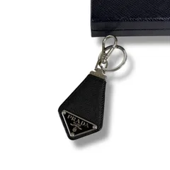 プラダ　PRADA サフィアーノレザー　キーチェーン　トライアングルロゴ　ブラック　黒　NERO キーリング　シルバー　SV バッグチャーム