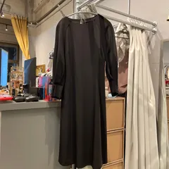 【東あずま店　併売品】　＠　SIMPLICITE シンプリシテェ　パールボタン　黒 ブラック BLACK クロ くろ　ワンピース　one-piece　無地　お呼ばれ　デート　オフィスカジュアル　食事会　可愛い　お出かけ　上品