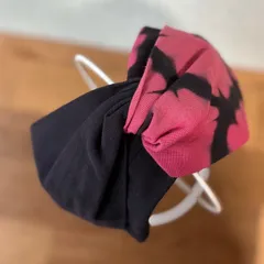 s92 【sato】 手染め ＆ ハンドメイド クロスターバン風 ヘアバンド ヘアーバンド 黒無地染め × 赤色 雪花絞り 有松鳴海絞りと同技法 魔女宅のキキみたいです♡ 手絞り 手染め ねじれヘアバンド ねじりヘアバンド 新品 染めたて 一点物✨️ 和モダン