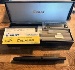 パイロット キャップレス マットブラック 万年筆 (18K Fニブ)
