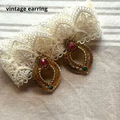 25703ヴィンテージ 大ぶりゴールドに大粒ビジューの存在感イヤリング