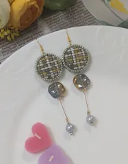 ハンドメイド　アクセサリー A-8　ツイード 黄緑 グレー パール ビーズ 刺繍 ゴールド　ピアス　イヤリング　変更無料 結婚式 二次会 2次会 入園 卒園 入学 卒業 発表会