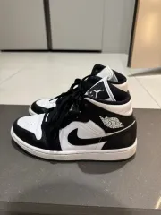 ナイキ エア ジョーダン 1 ミッド ブラック/白 エアジョーダン1