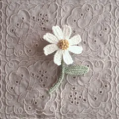 ブローチ　ハンドメイド　コサージュ　可愛い　かわいい　おしゃれ　レトロ　アンティーク風　素朴　ナチュラル　マーガレット　デージー　デイジー　ひなぎく　花　白　くすみ色　くすみグリーン　編み物　編み　かぎ針　かぎ針編み　刺繍糸　お出かけ
