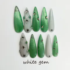 Tropical Shimmer グリーン×グレージュホワイト スタッズネイルチップ アーモンド [Kit008]
