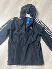 アディダス オリジナル カモフラ ウィンドブレーカー