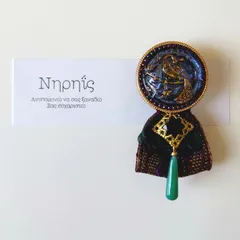 【帯留め】鮮やかな羽で抱きしめる