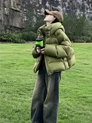 冬、韓国版の新型、ライムの緑の羽毛の綿の服、女性の綿の衣の厚いパンの服、綿の上着をかぶっています