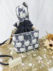 クールなお顔の猫ちゃん巾着バッグ　ハンドメイド　巾着　ショルダーバッグ　ネコ　グレー　肩がけ　ミニトート　トートバッグ　猫　高級感