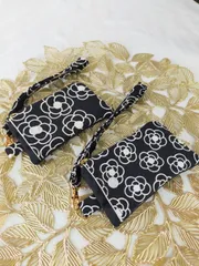 北欧風花柄のミニポーチ　北欧　椿　カメリア　黒 ポーチ　帆布　小物入れ　小銭入れ　定期入れ　カードケース　メイクポーチ