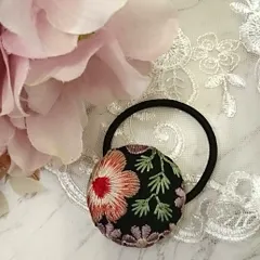 ヘアゴム◇ハンドメイド インド刺繡リボンのヘアゴム 髪飾り　黒・赤・薄紫色・花柄 oh-02368