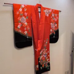 #RP17.七五三・雛祭り用 真紅色 金彩桜花柄に黒の裾周りが映える