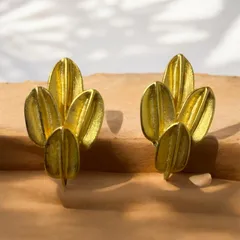 彫刻的な葉の重なりが美しい ゴールドトーンのヴィンテージイヤリング クリップ式／ノーブランド