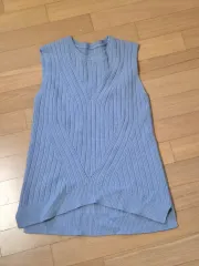 ライトブルーのニットベスト