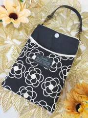 再入荷　北欧風花柄のスマホショルダー　ハンドメイド　北欧　スマホケース　椿　ポシェット ショルダーバッグ　キャンバス　カメリア　ブラック