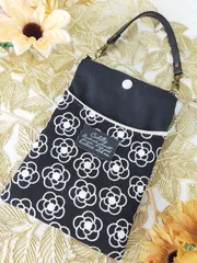 再入荷　北欧風花柄のスマホショルダー　ハンドメイド　北欧　スマホケース　椿　カメリア　黒 スマホポーチ ショルダー サコッシュ ポシェット