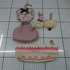 ◇ Θ 《 【メゾン・ド・フルール Maison de FLEUR】いちご柄ポーチ＆ミニバッグ＆チャームセット レディース 》 E  【1509190048667】