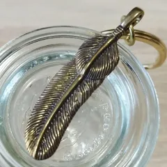 K128 フェザーB 羽根モチーフ 真鍮製キーホルダー｜ビンテージ加工ブラスの上質感・運気上昇を願う開運風水の縁起物・鍵やバッグに映える大人のチャーム