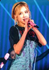 【中古】コレクションカード(女性) BLACKPINK/ロゼ(ROSE)/ライブフォト・上半身・衣装黒・水色・両手マイク・目線左・背景水色/福岡/DVD・BD「2019-2020 WORLD TOUR IN YOUR AREA-TOKYO DOME- [初回限