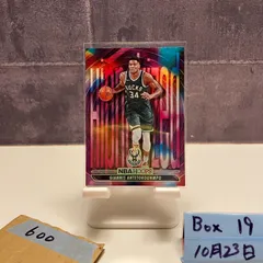 2021-22 Panini Hoops Giannis Antetokounmpo Milwaukee Bucks Hypnotized カード