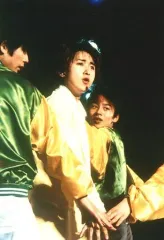 【中古】生写真(ジャニーズ) 嵐/大野智/ライブフォト・膝上・衣装黄白・右手パー・目線右上・後ろに人・枠無し/ジャニーズファミリークラブ生写真